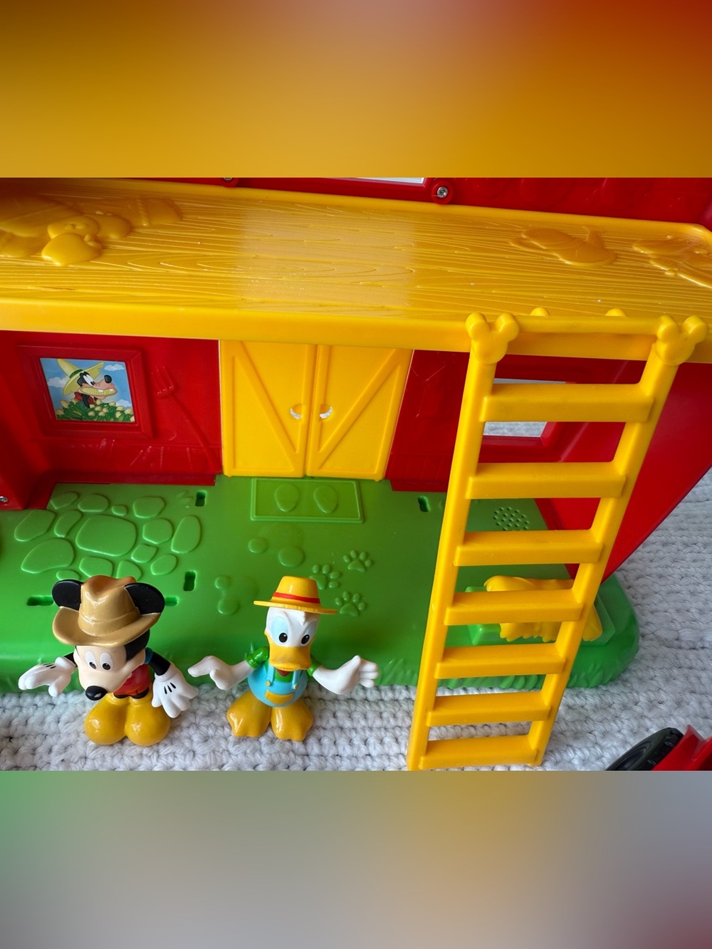 Disney Junior Mickey Mouse Barnyard Fun Playset - Picture 6 of 12
